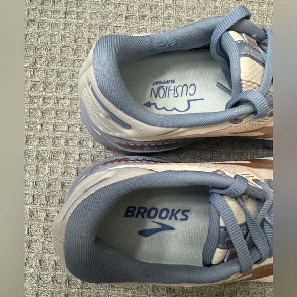 Women’s Adrenaline GTS 22 shoes. Only worn to try on. Like new. - Picture 3 of 7